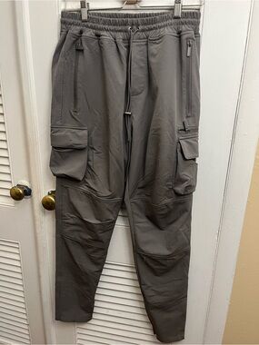 Raith Men’s Gray Cargo Jogger Pants. Size Large. Elastic Waist. Drawstring